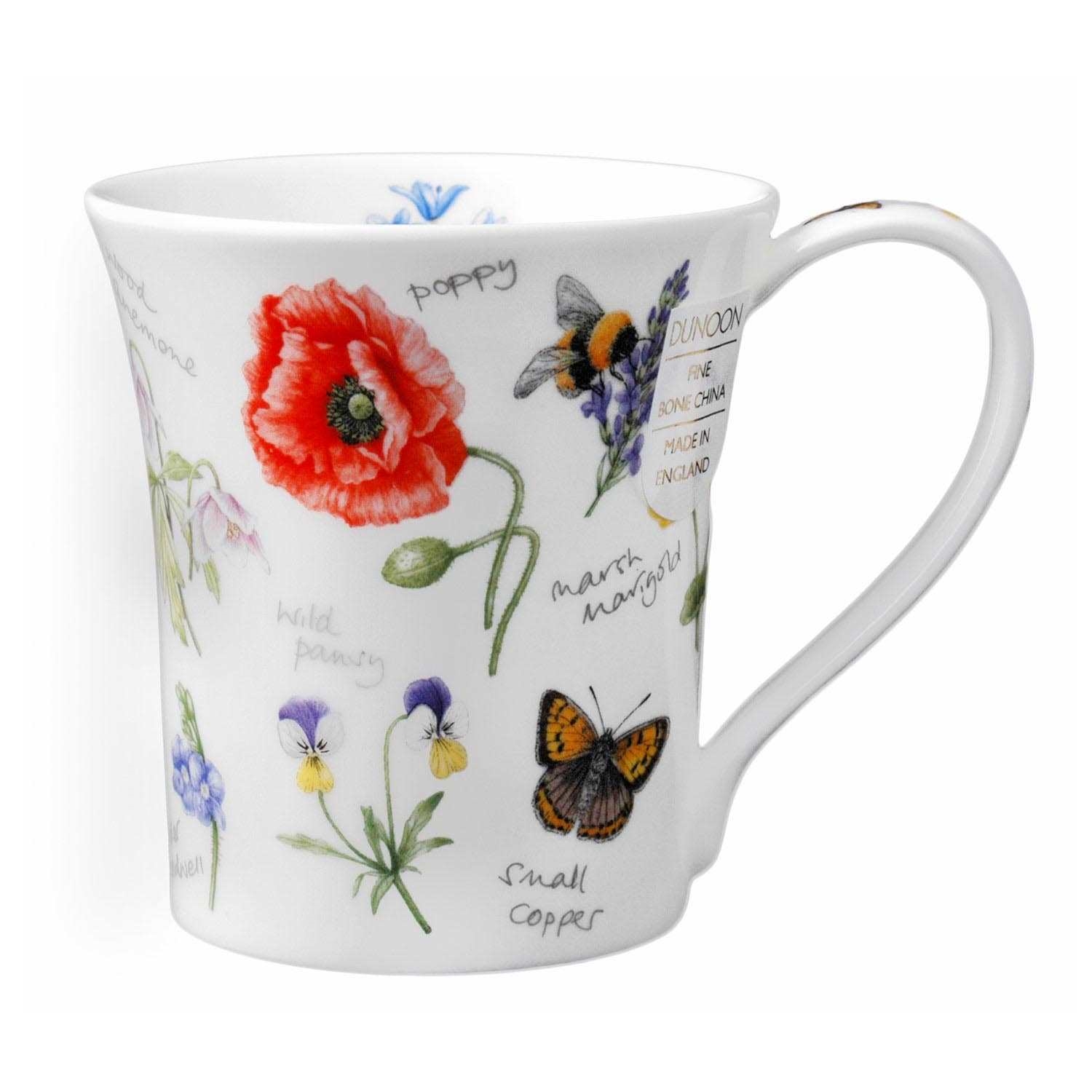 Weiße Bone-China-Tasse mit Blumen und Schmetterlingen, porzellanbecher, blumiges design, teebecher, handgezeichnetes muster, schmetterling