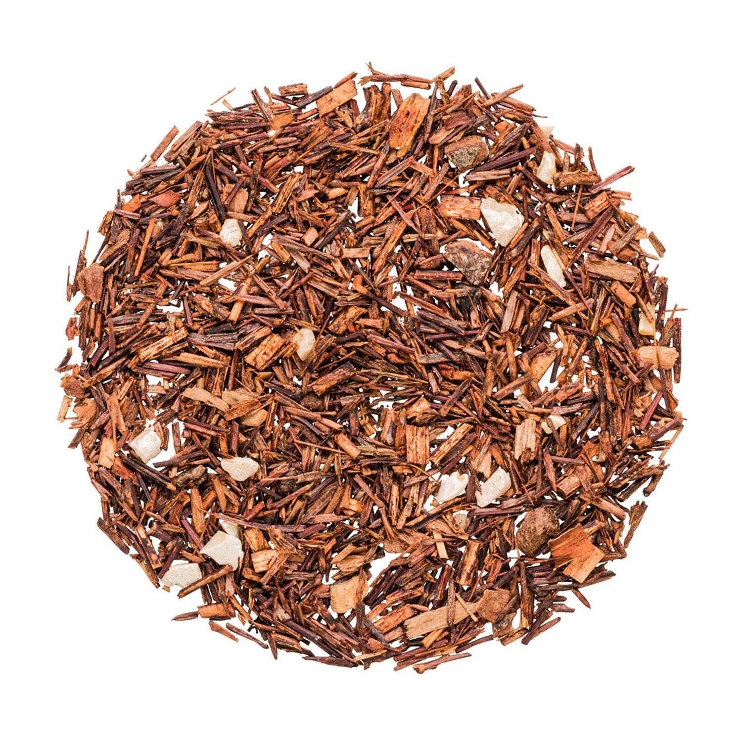 Runder Haufen loser Rooibos-Tee auf Weiß, Rooibos, Teeblätter, Rohholz-Schnitzel, Kräutertee, Kedertöne