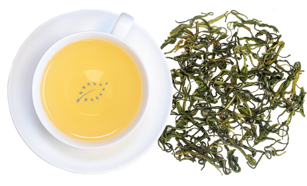 Weiße Tasse mit grünem Tee und losen Teeblättern, tee, grüner tee blätter, tee-tasse, eu-flagge logo, kräutertee