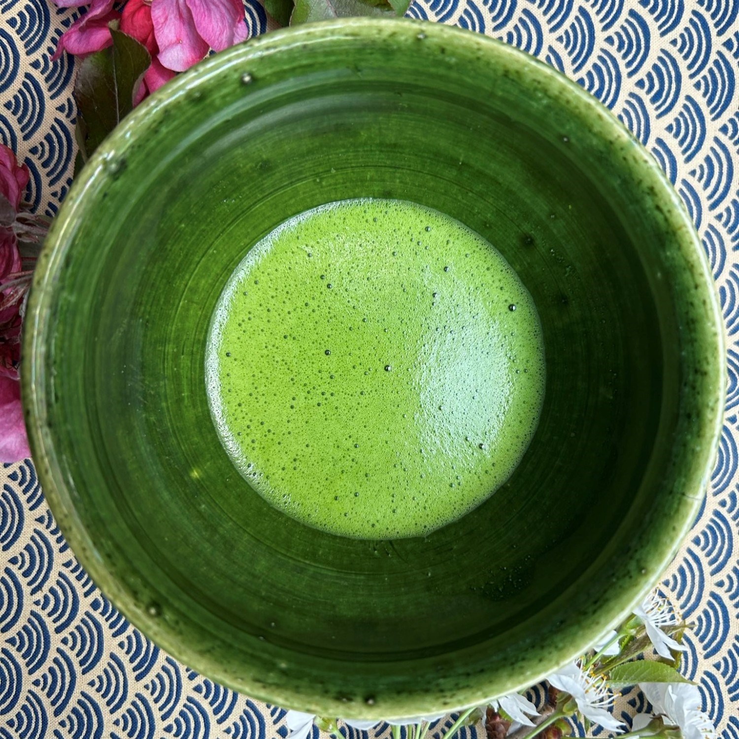 Schaumiger Matcha Tee in grüner Keramikschale von oben, Matcha, Grüne Schale, Grüner Tee, Keramische Schale, Teeritual