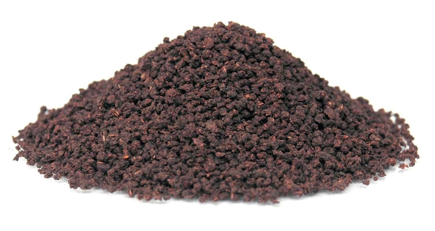 Haufen löslicher Schwarztee als Granulat, Molekül, Kaffeeersatz, Kaffeepulver, Mahlgrad fein, Brombeere?