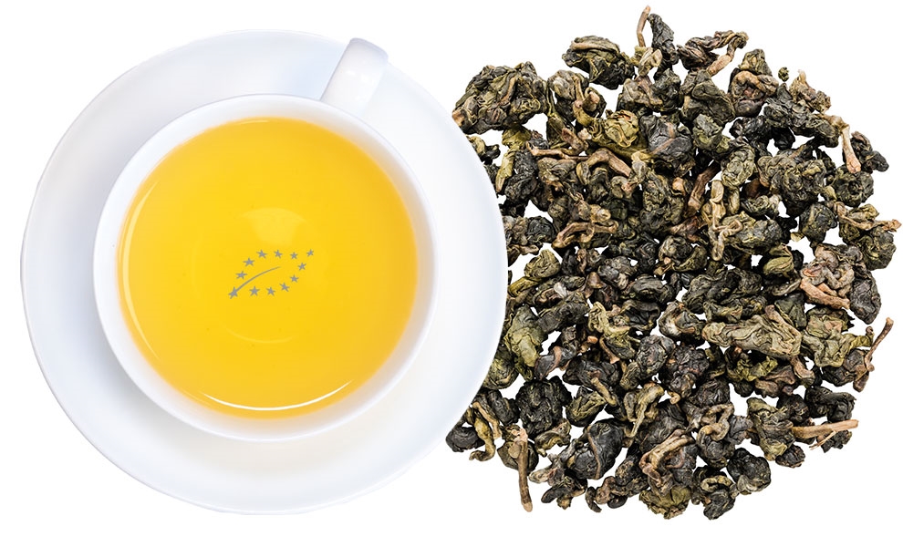 Weiße Tasse Oolong-Tee neben losen Teeblättern, tee, grüner tee, teeblätter, aufguss, tasse