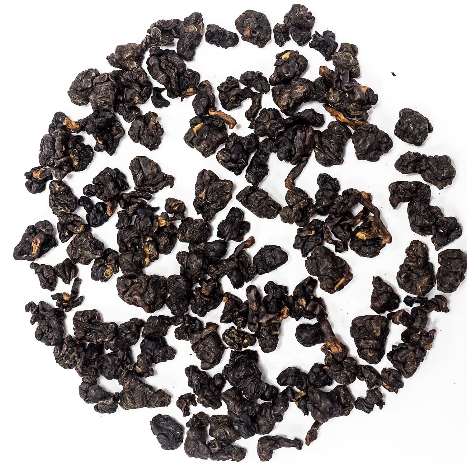 Gerollte dunkle Oolong-Teeblätter auf Weiß, Trockene Trauben, Rosinen, Schwarze Rosinen, Trockenobst, Rohkost Snacking
