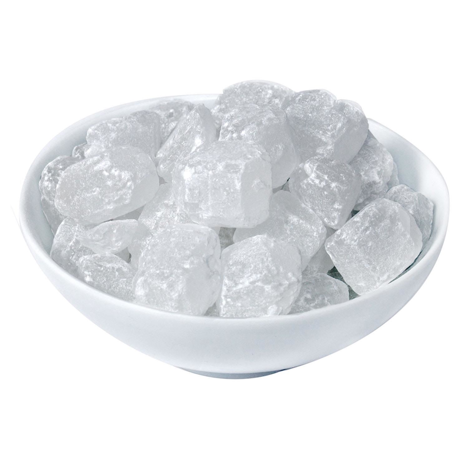 Weiße Schale gefüllt mit groben Kandiszucker-Stücken, bleach, rock salt, sea salt, granules, white