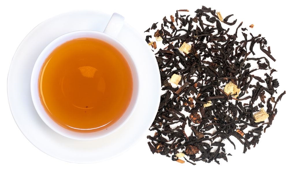 Weiße Tasse Schwarztee neben losen Teeblättern, tee, tee-aufguss,  schwarzer tee, loser tee, tea leaves