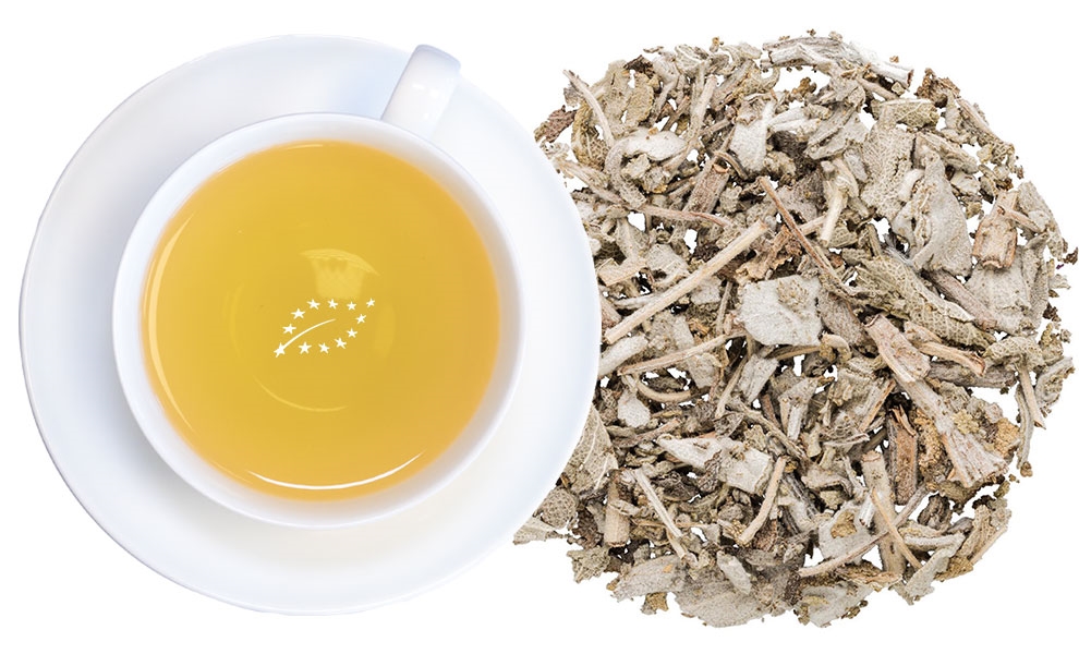Weiße Tasse Kräutertee neben losen Blättern, tee, tee-aufguss, kräutertee, losertee, kollektion-tee