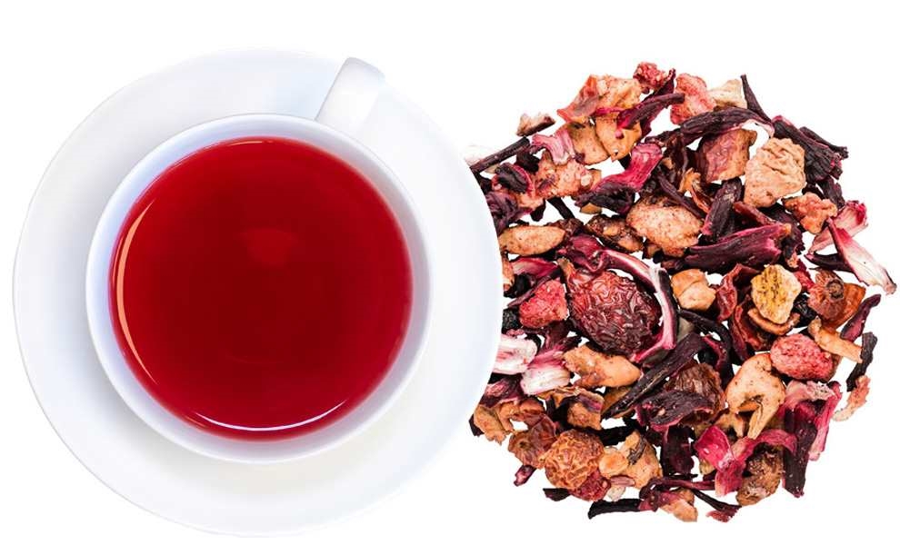 Weiße Tasse mit rotem Früchtetee und Teemischung daneben, tasse, tee, roter tee, heißgetränk, getrocknete blüten