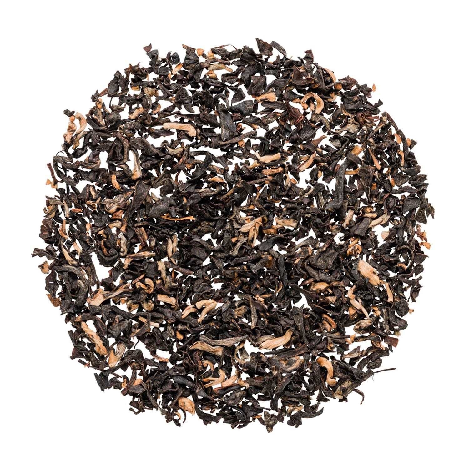 Runde Portion loser Assam Schwarztee auf Weiß, tee, tee-blätter, schwarztee, blätter, gedrehte-blätter