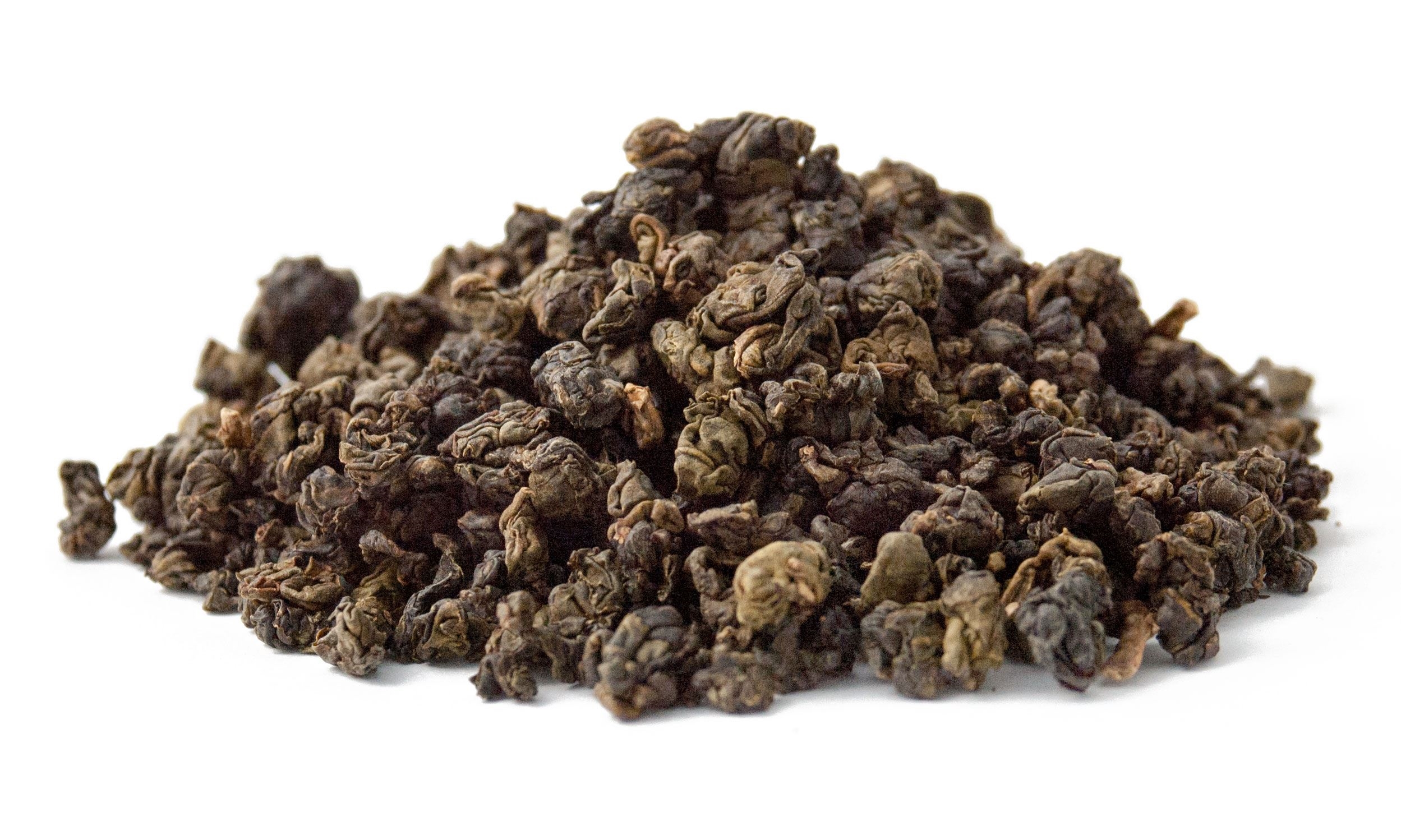 Haufen loser Oolong-Teeblätter auf Weiß, Traubenkern, Nussig, Trockenfrucht, Schwarzbraun, Kleingröße