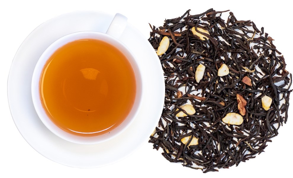 Tasse Schwarztee neben losem Nuss-Schwarztee, Tee, Schwarztee, Teeblätter, Konkret: Schwarztee mit Nüssen?, Blättertee