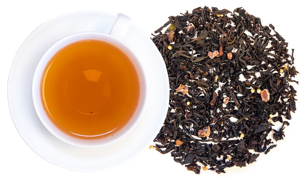 Weiße Tasse mit schwarzem Tee und losem Blatttee, Tee, Schwarztee, Teeblatt, Kanne, Kesseltee