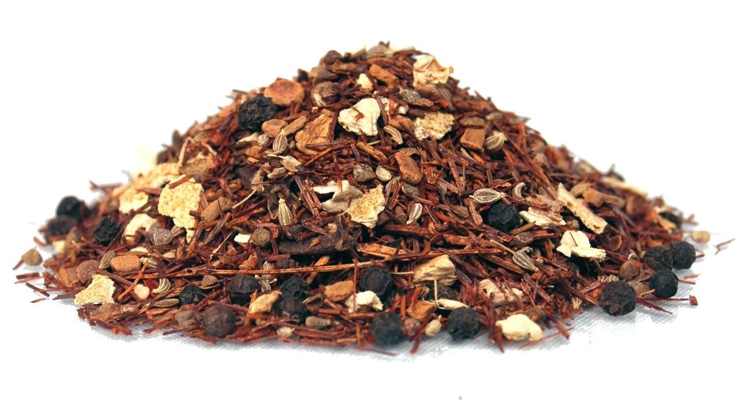 Haufen loser Rooibos Chai Tee mit Gewürzen, Chai-Teemischung, Rooibos, Kräuterstücke, Zimt, Schwarztee