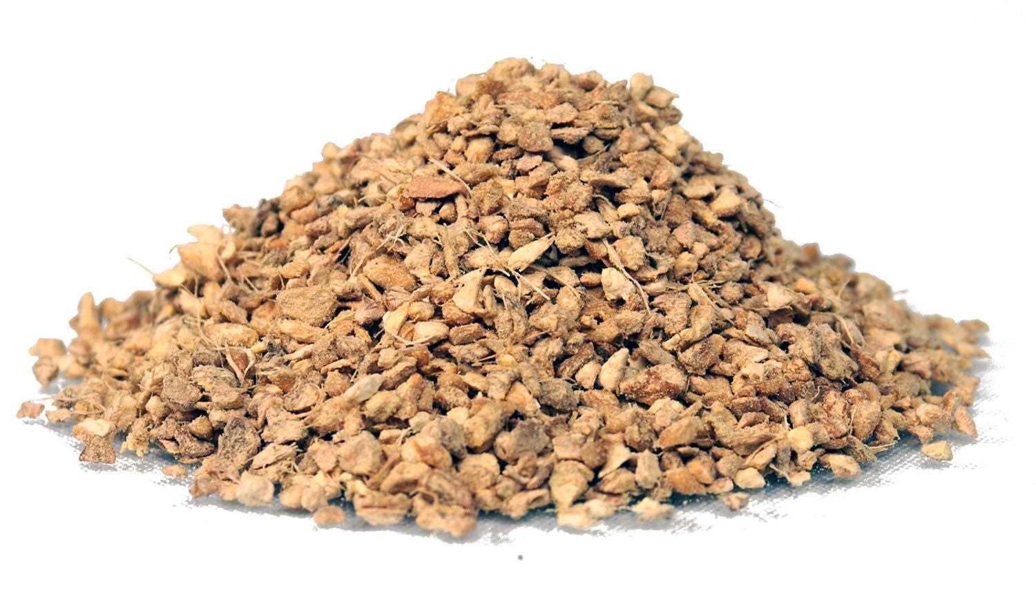 Haufen getrockneter gehackter Wurzelstücke, granulate, Körner, zerkleinert, kaffeeduft, braun