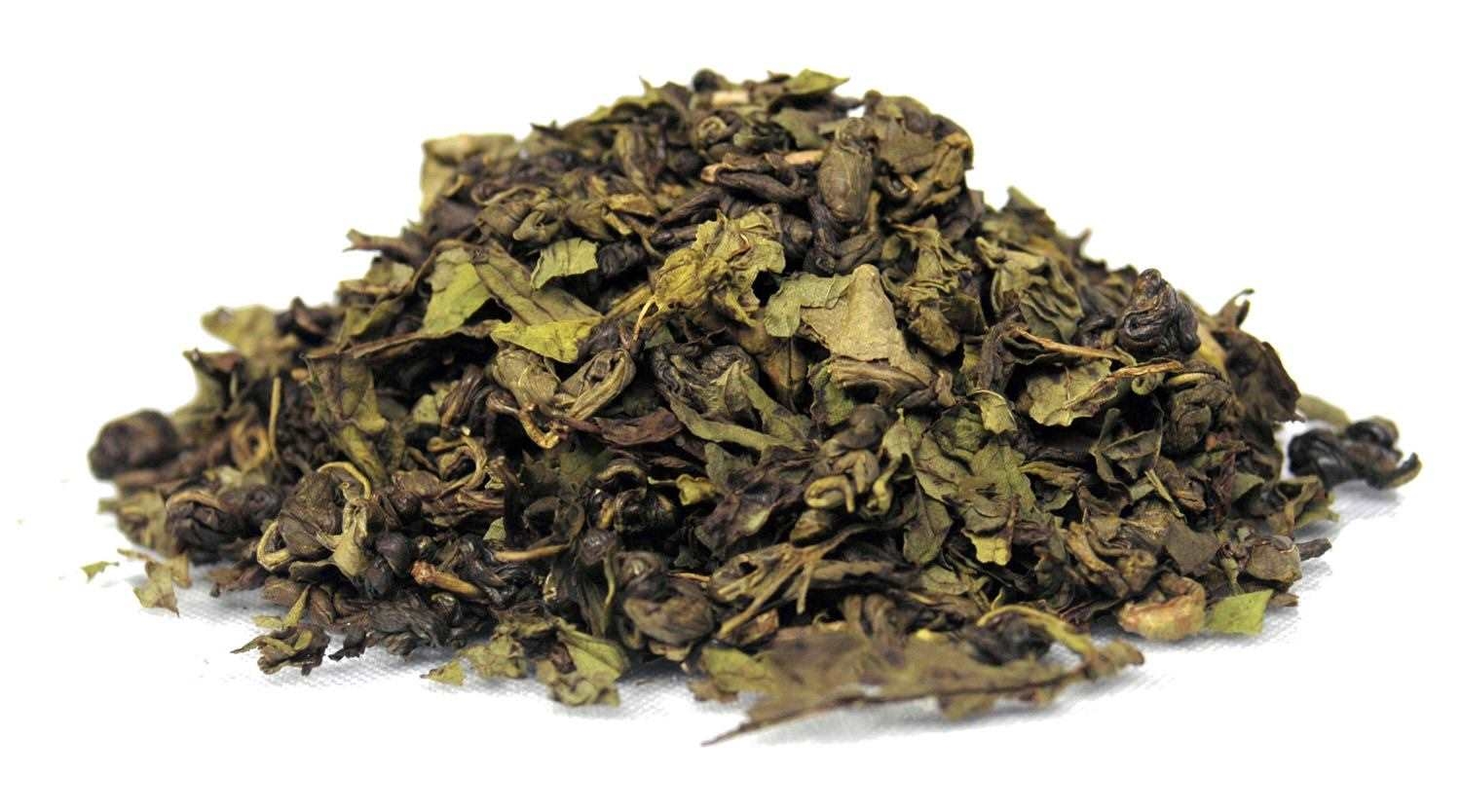 Haufen loser grüner Tee mit getrockneten Blättern, tee, hängende blätter, grüner tee, lose blätter, kollektion: loose-leaf