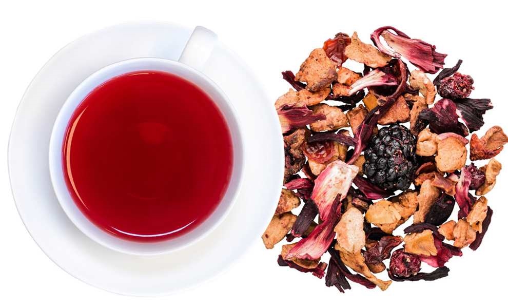 Tasse roter Früchtetee neben Beeren-Hibiskus-Mischung, Früchtetee, Getränk, Kräutertee, Beuteltee, Tee