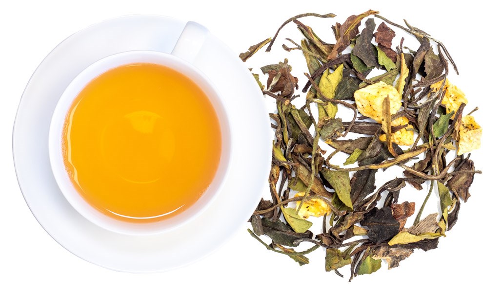 Weiße Teetasse mit aufgebrühtem Weißtee und losen Blättern, tee, tea, kannenrahmen, pulverkaffee, früchte, grüner tee, teeblatt, honeybush