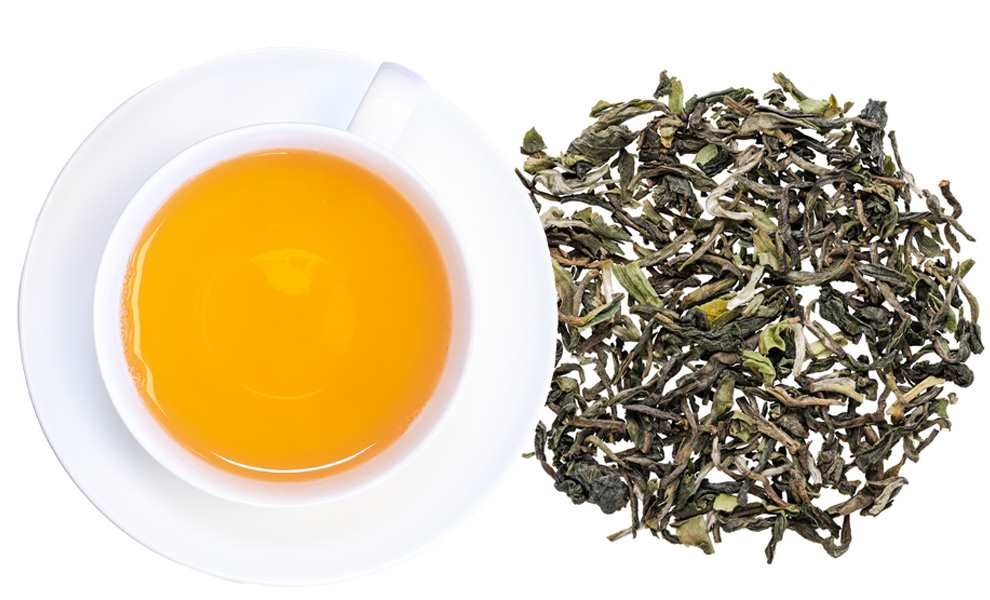 Weiße Tasse mit aufgebrühtem losem Tee, Tee, Grüner Tee, Teeblätter, Honiggelb Flüssigkeit, Brühtee