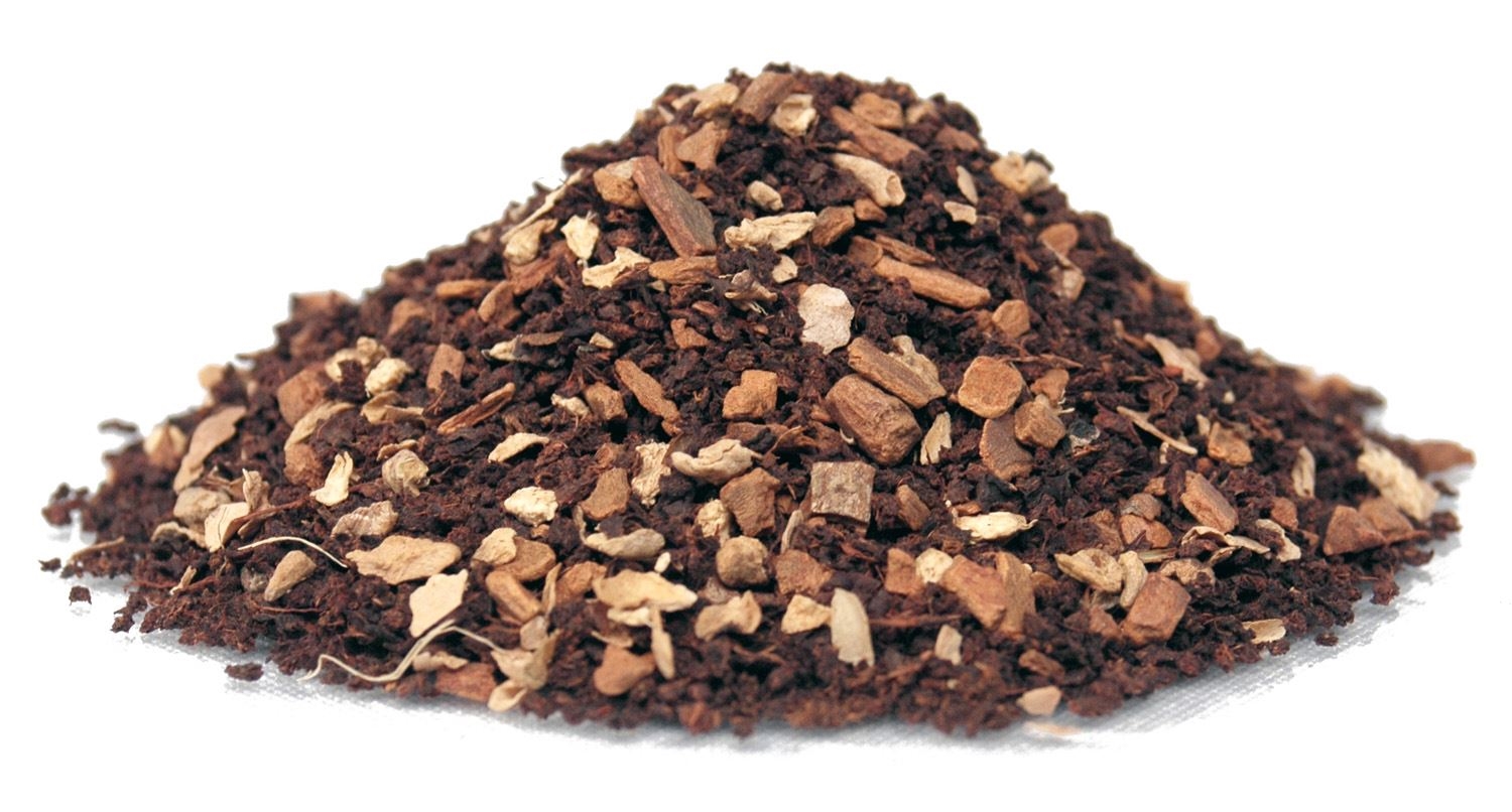Häufchen loser Gewürztee mit braunen Stücken, Kaffee, Kaffeesatz, Pulver, Kakaoschichten, braun