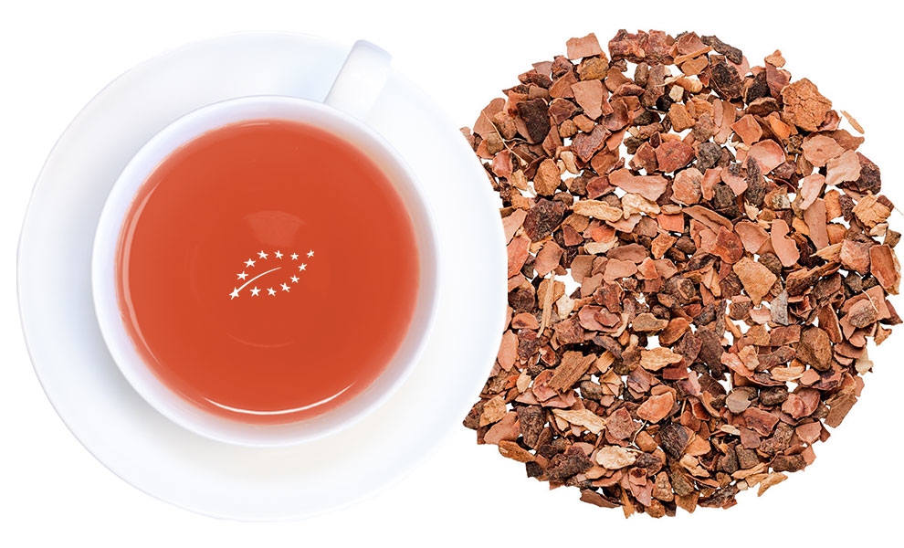 Weiße Tasse Kakaoschalentee neben Kakaoschalen, tee, kraut?, roter tee, loser blatt tee, fruchttee