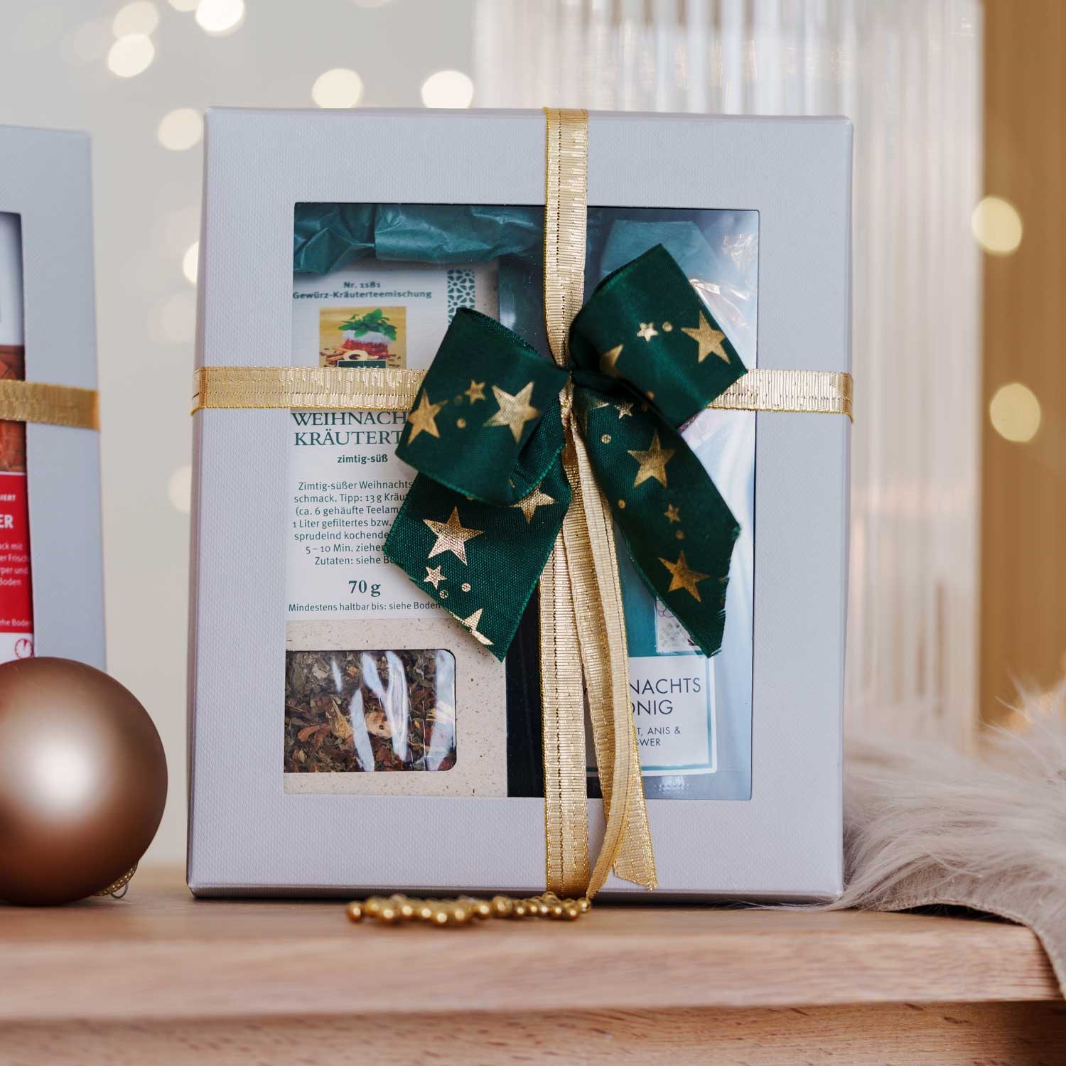 Geschenkset mit Weihnachts-Kräutertee und Honig, dekorativ v