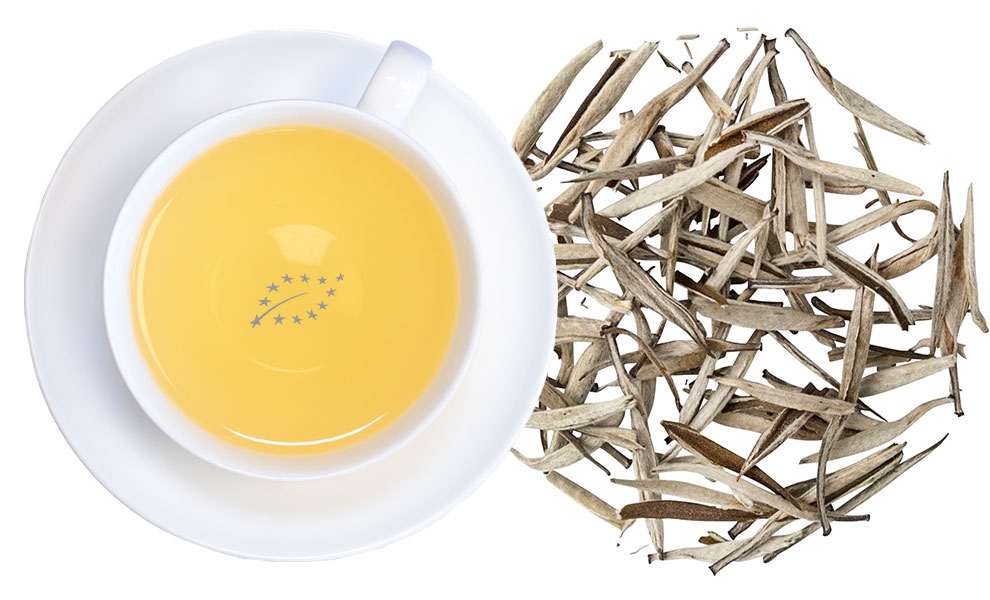 Weiße Teetasse mit aufgebrühtem Weißtee und Blättern, tee, tee, teetasse, teeblätter, kräutertee