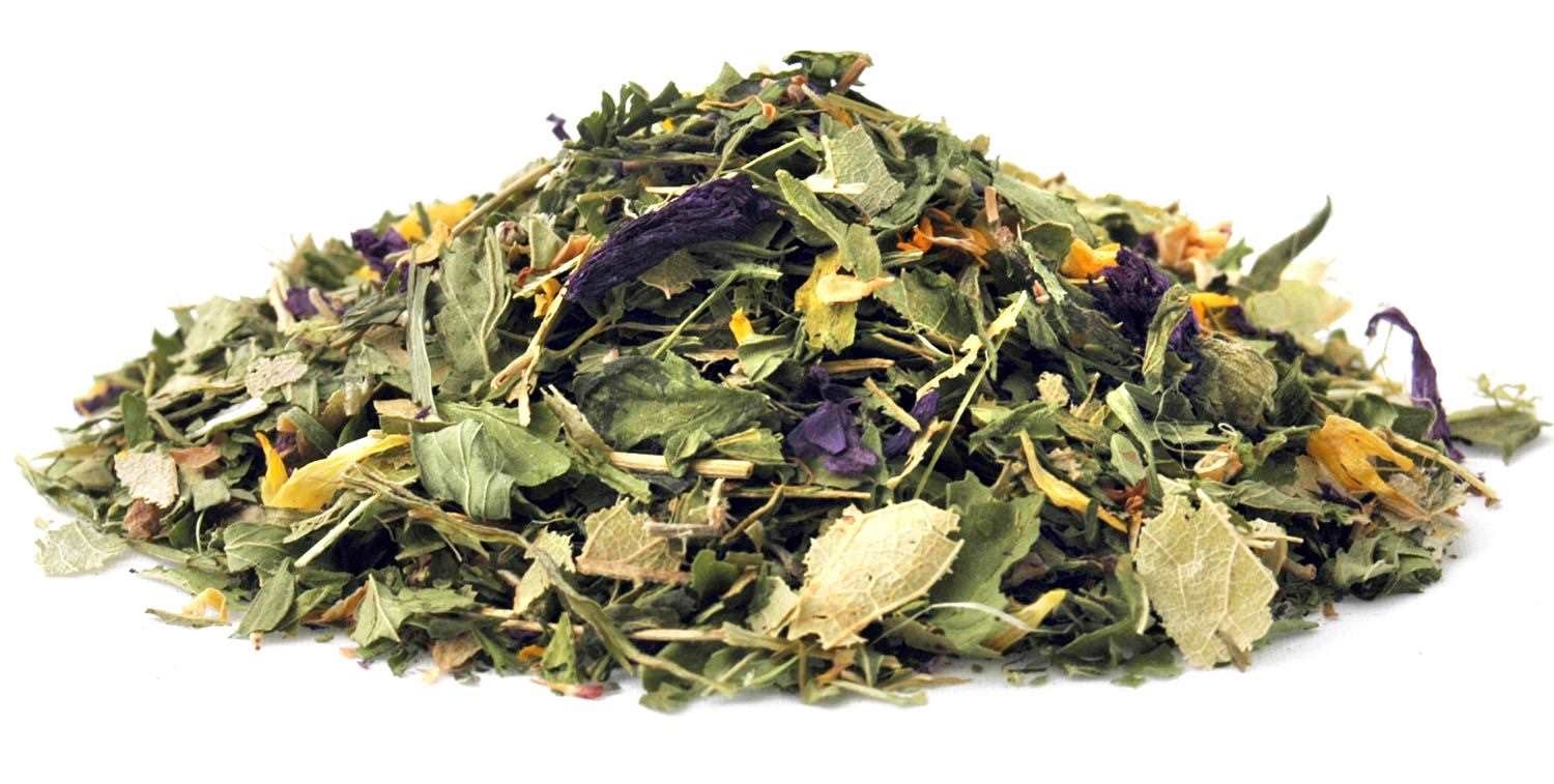 Haufen loser Kräutertee mit bunten Blüten auf Weiß