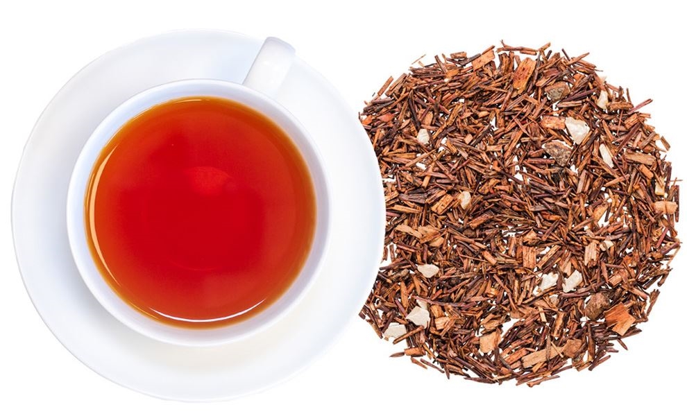 Weiße Tasse Rooibostee neben losem Rooibos-Tee, Schwarztee, Tee, Teekanne, Blatt-Tee, Loseblätter