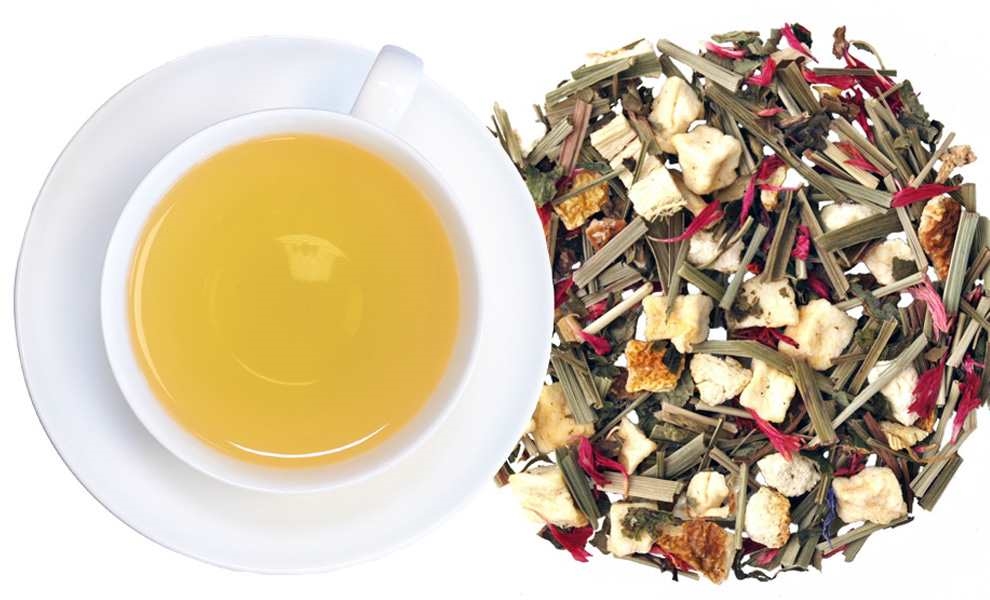 Weiße Tasse Kräutertee neben losem Früchtetee, teekopp, tee, kräutertee, lose-blatt, aufguss