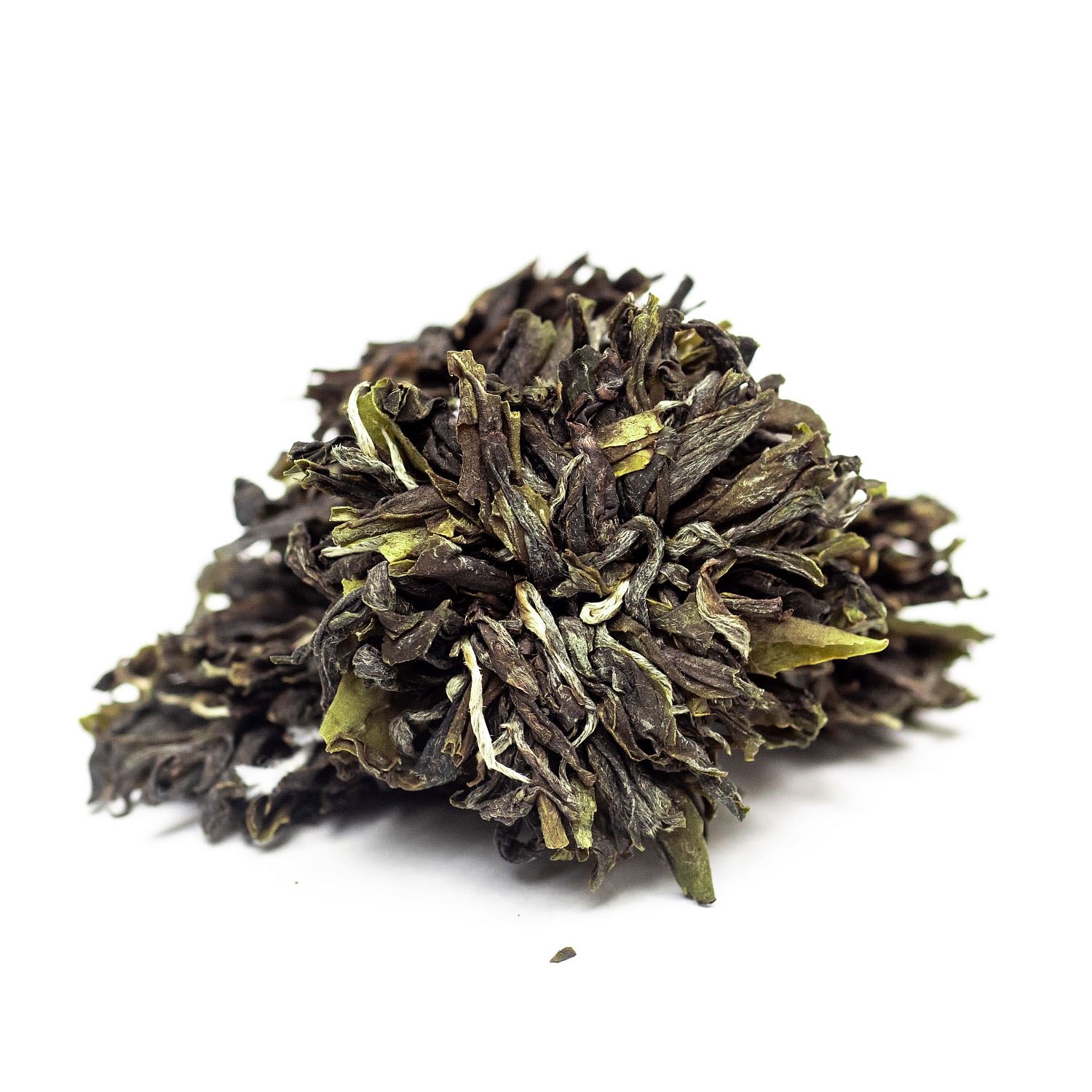 Nahaufnahme eines getrockneten grünen Teeblumenballs, tee, lose, gruenlich, blatt, klumpen