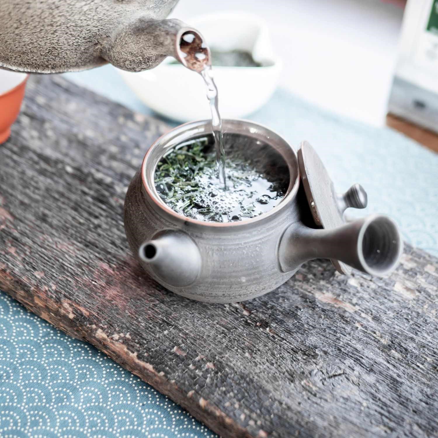 Heißes Wasser wird in Kyusu mit grünem Tee gegossen, Teekanne, Gießkanne, Teeblätter, Kanne, Grüner Tee