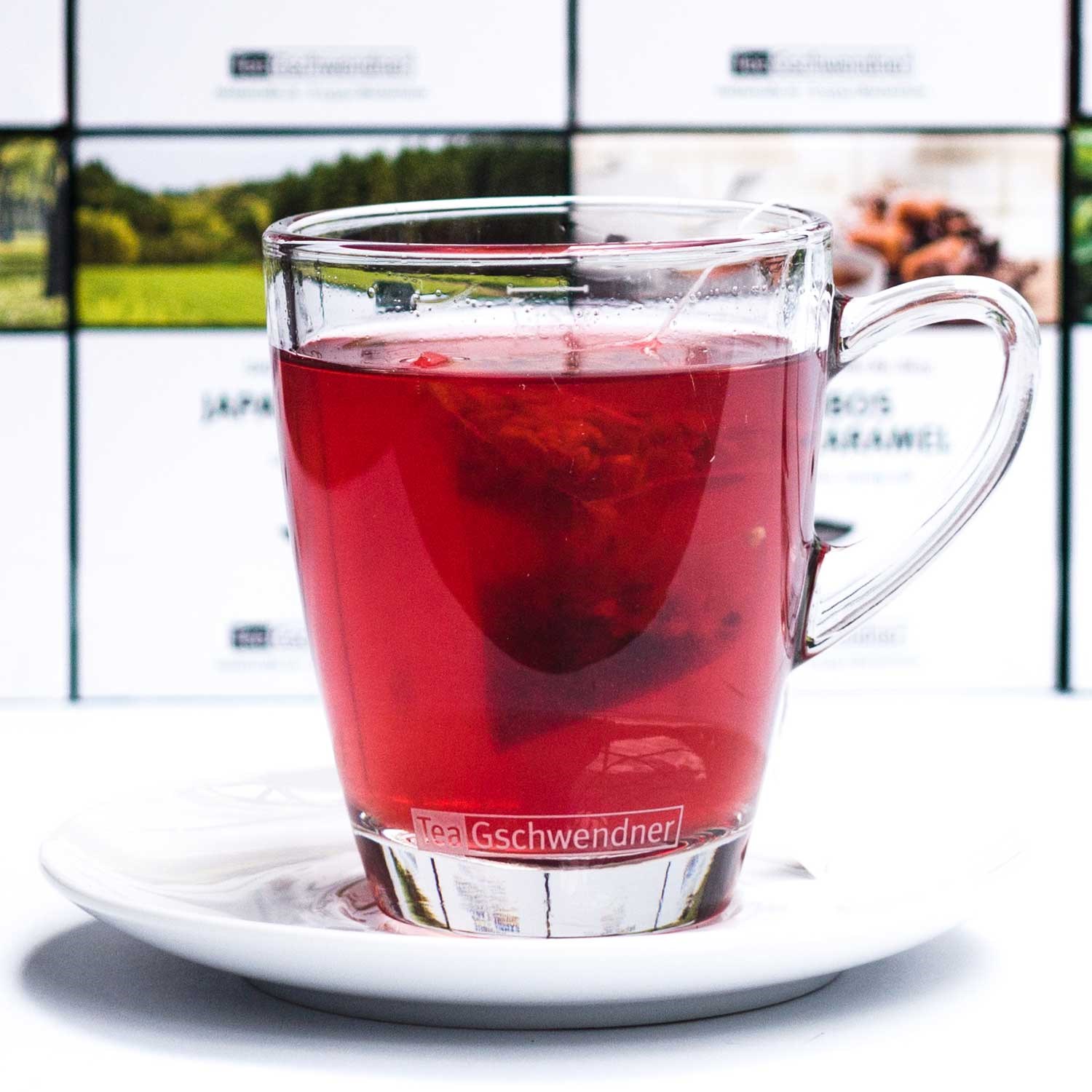Roter Früchtetee in Glas auf Untertasse, Glas, Teeglas, Rote Tee, Kaffeetasse?