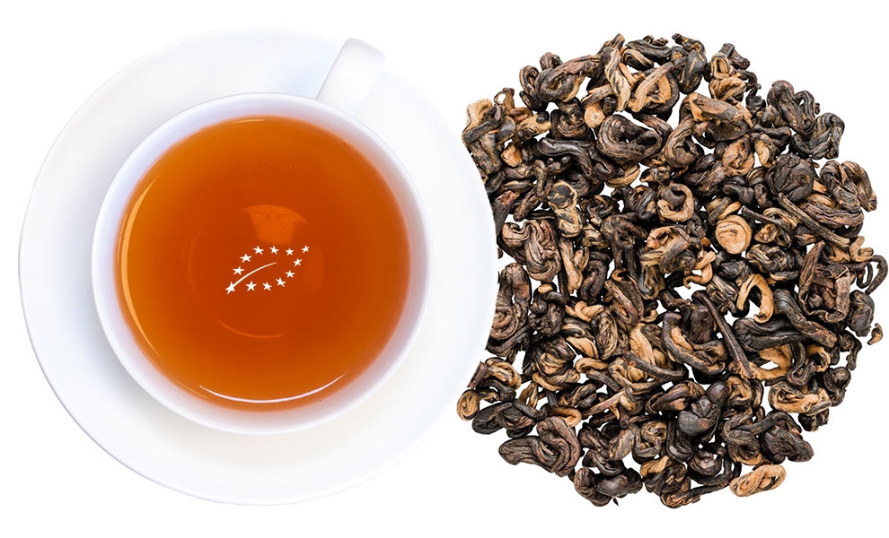 Weiße Tasse mit Schwarzem Tee und losen Teeblättern, Tee, Teetasse, Blätter, Kakaoschalente, Pulverisiert