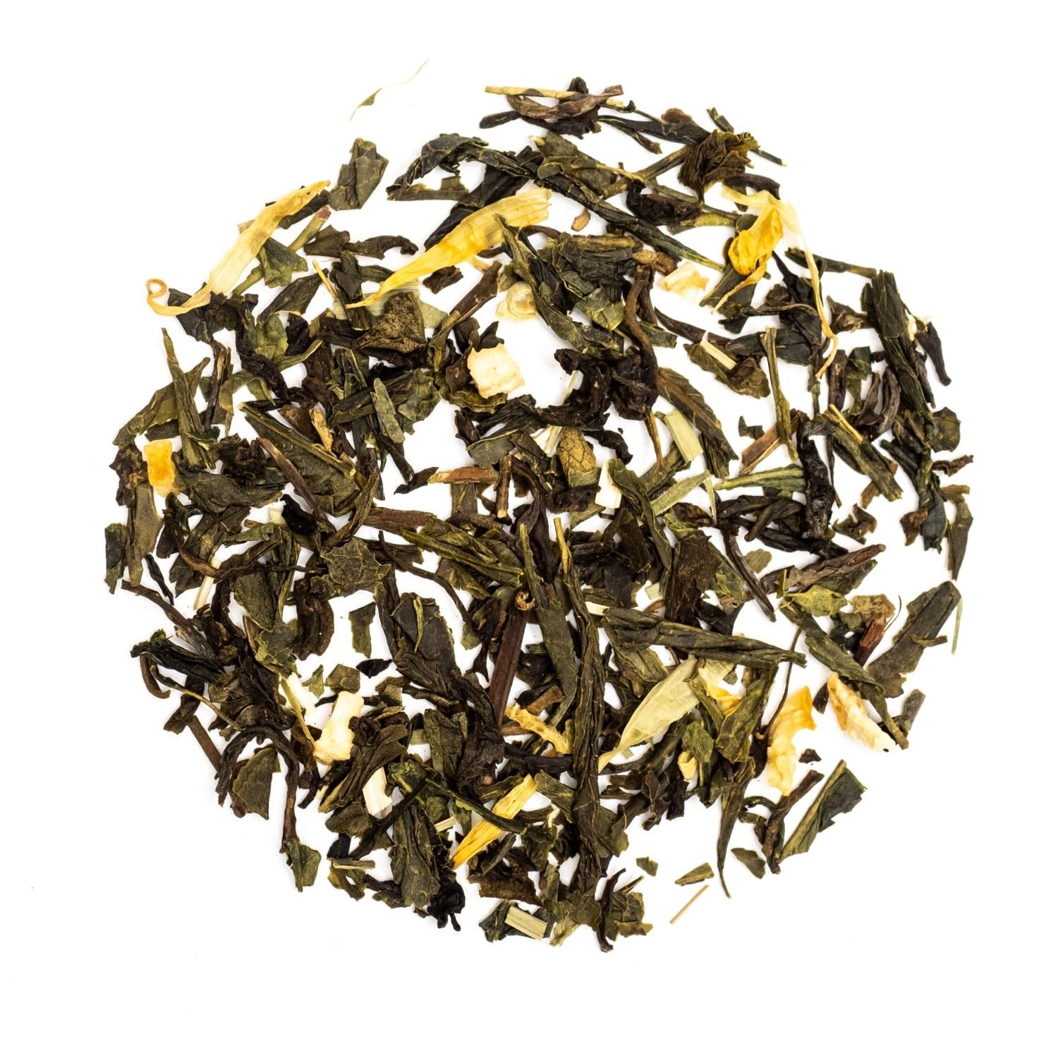 Nahaufnahme von losem grünem Tee mit Blüten und Früchten, Grüner Tee, Teeblätter, Kräutertee, Lose Blätter, Gelbe Blüten