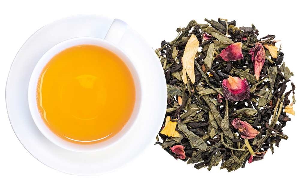 Tasse grüner Tee neben losem Blütentee, Tee, Grüner Tee, Kräutertee, Lose Blätter, Tasse