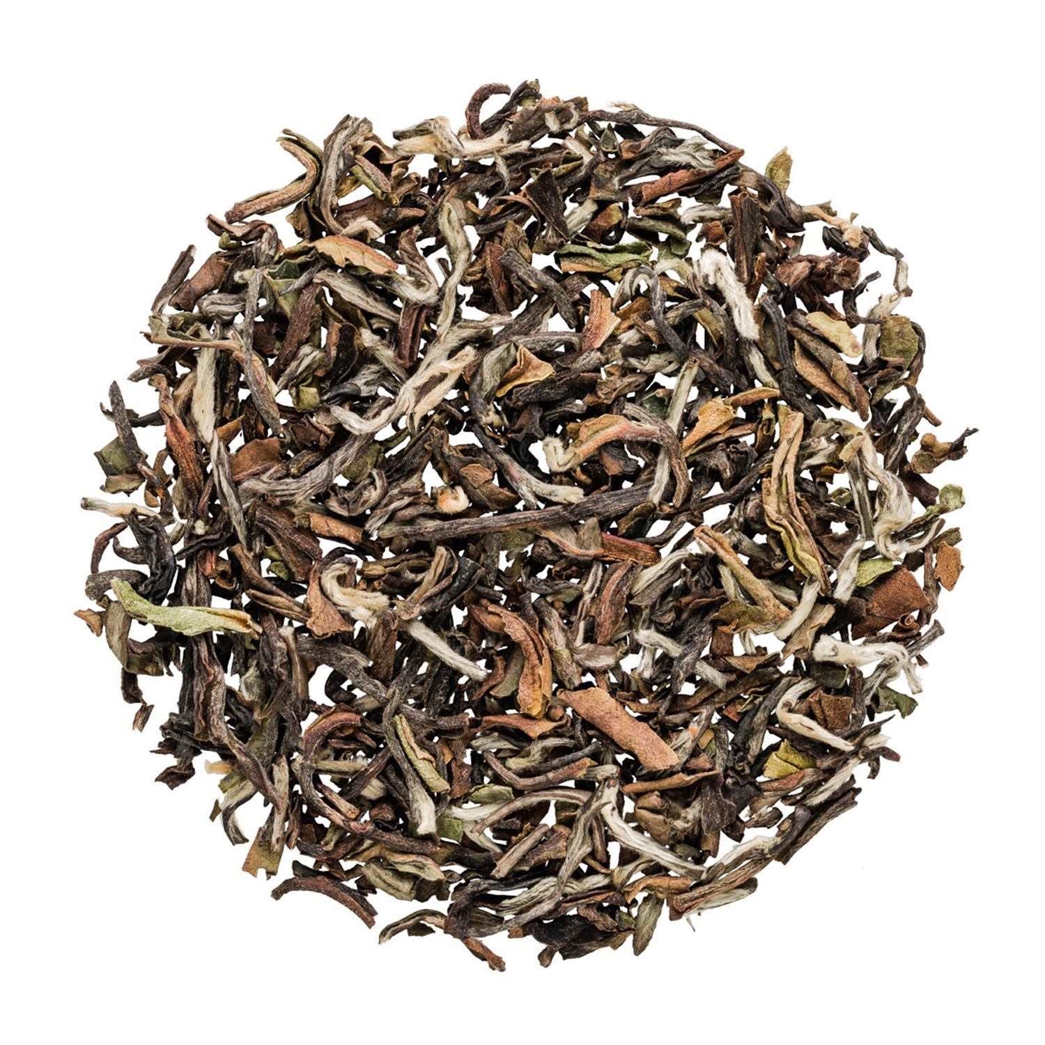 Nahaufnahme von losem Weißtee Darjeeling, tee, tee-blätter, schwarztee, blätter, runde-packung