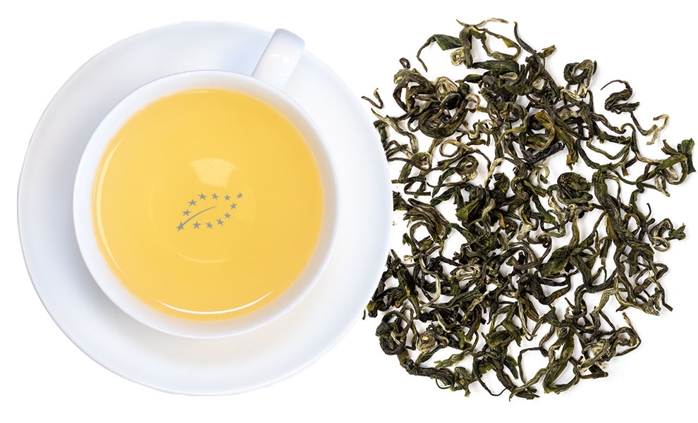 Weiße Tasse grüner Tee neben losen Teeblättern, tee, tee-aufguss, grüner-tee, blätter, tasse