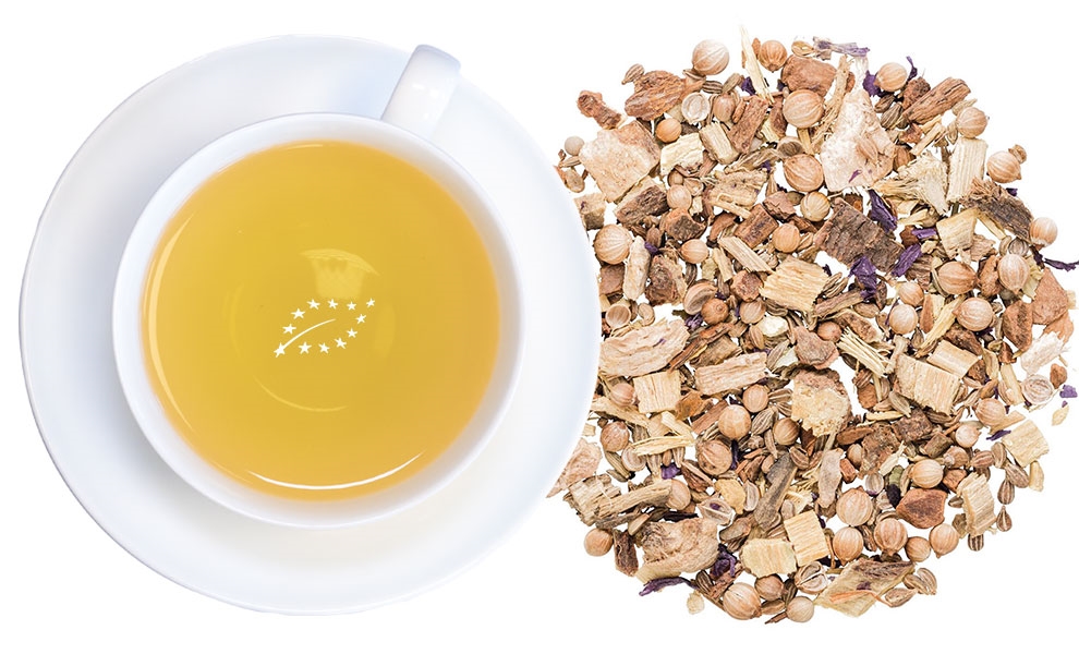 Weiße Tasse mit Kräutertee und lose Kräutermischung, tee, tee mit kräutern, Kräutertee, Kräutertee-Mischung, Kräutertee-Beutel