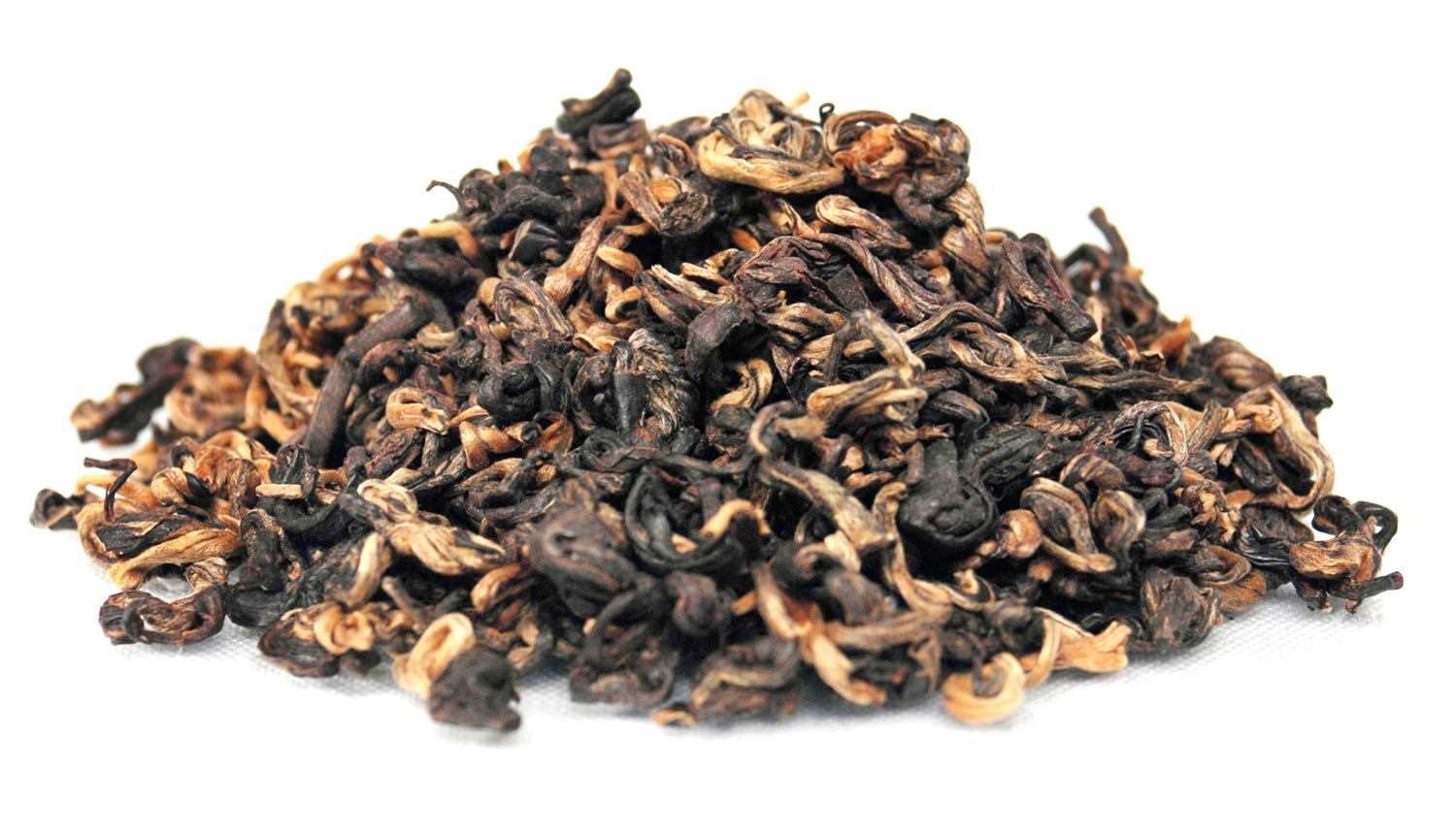 Haufen loser Schwarztee Golden Snail auf Weiß, Oolong tea, Loose leaves, Black tea, Tea leaves