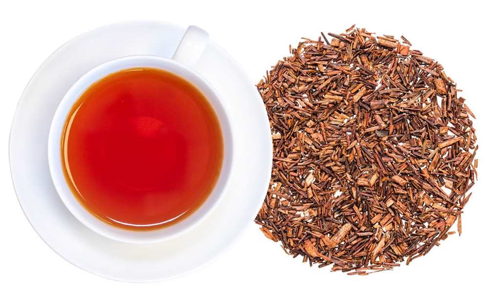 Weiße Tasse mit Rooibos-Tee und losem Rooibos, Schwarztee, Teeblattenscheiben, Teekraut, Rooibos?, Tee-Reisbündel