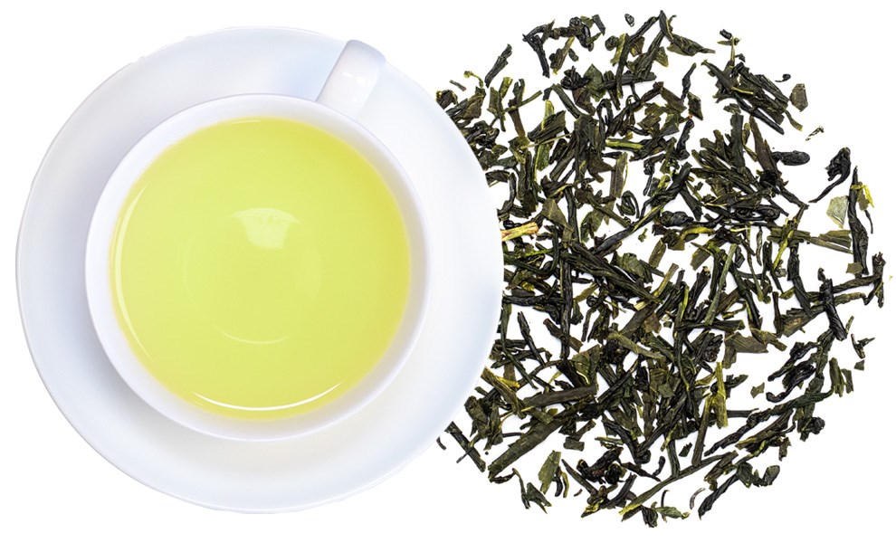 Weiße Tasse mit aufgebrühtem grünem Tee und Blättern, grünertee, tee, blätter, olivgrün, aromatik?