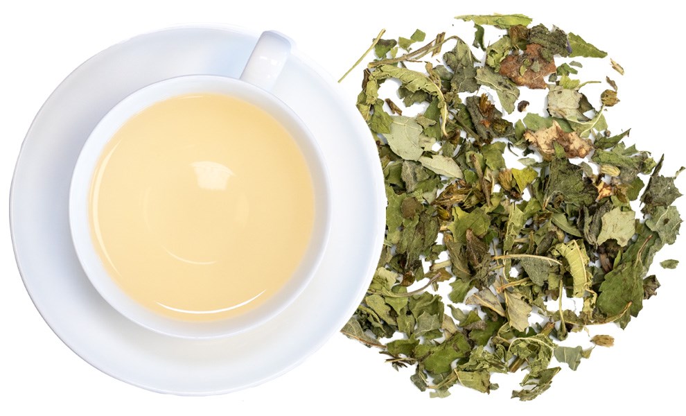 Weiße Tasse mit hellem Kräutertee und losen Blättern, tee, Kräutertee, Chai, Grüner Tee, Aufguss