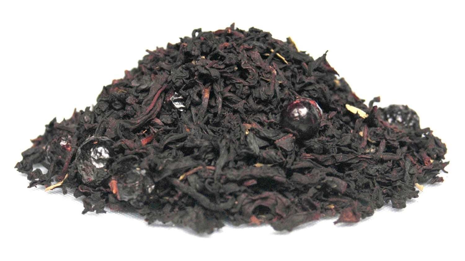 Haufen losen schwarzen Tees mit Früchten, Blaubeer-Tee, Lose Blätter, Dunkle Teeblätter, Beerenaroma, Früchtetee