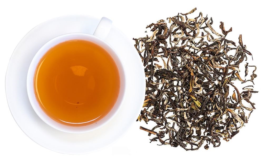 Weiße Tasse mit aufgebrühtem Schwarztee und losem Tee, tee, tee_blatt, dortmund