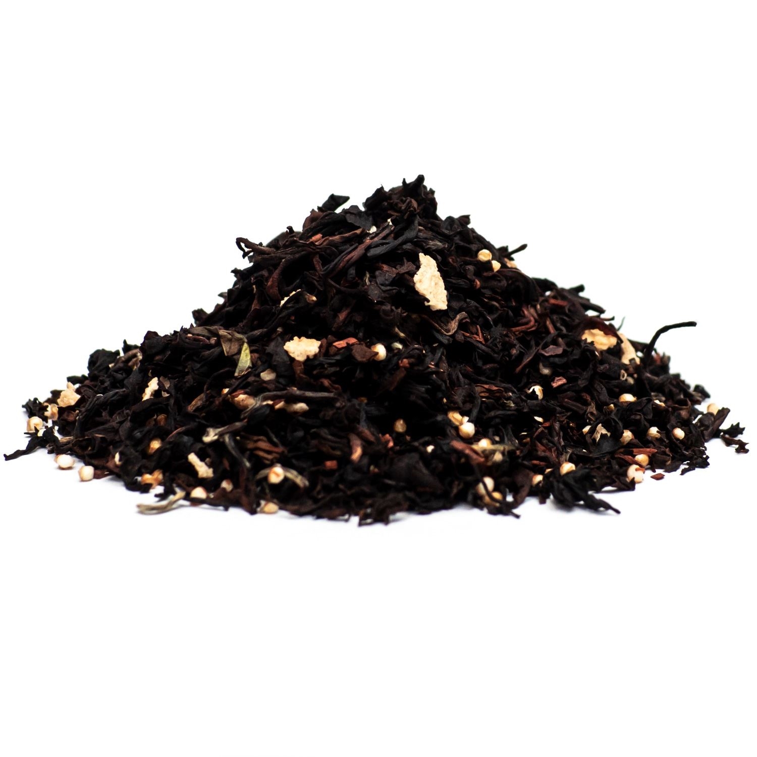 Haufen loser aromatisierter Schwarztee auf Weiß, Tee-Tee, Schwarztee, Tee-Pulver, getrocknet, Sesamartige Körner