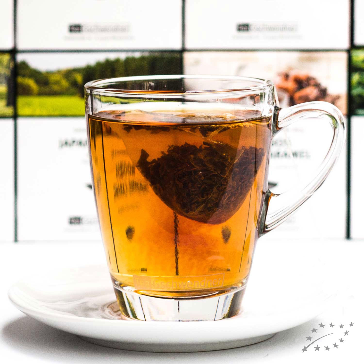 Transparente Tasse mit frisch aufgebrühtem Tee, teetasse, tee, glas, kraeutertee, aufguss