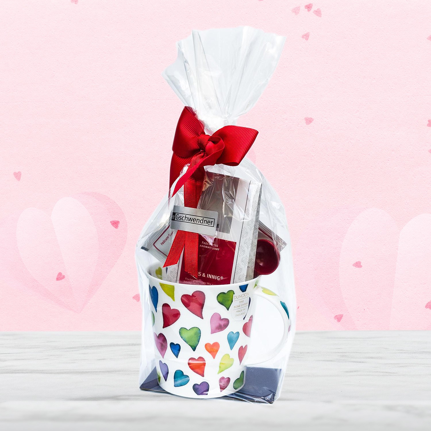 Geschenkset mit Herz-Tasse, Tee und roter Schleife, Tasse, Becher, Herz-Muster, Geschenkset, Roter Schleife