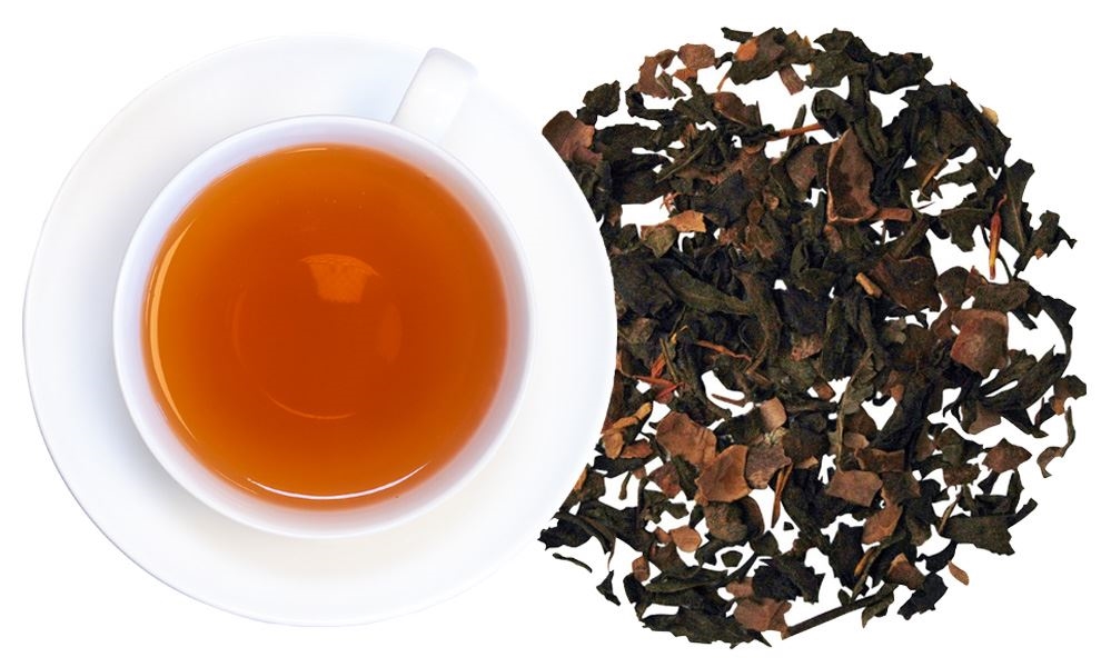 Weiße Tasse mit schwarzem Tee und losen Teeblättern, Tee, Schwarztee, Lose-Blatt-Tee, Teetasse, Gebrühter Tee
