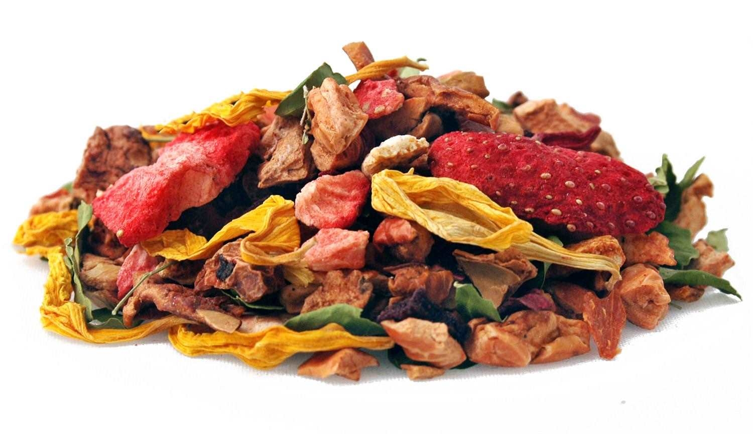 Bunte Früchtetee-Mischung mit getrockneten Früchten, herbatauswahl, getrocknete blüten, fruchtmischung, trockene kräuter, gemüse-snack