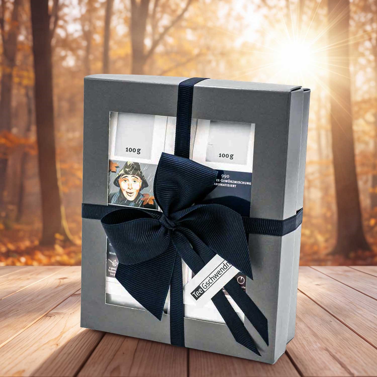 Elegante Tee-Geschenkbox mit Schleife auf Holztisch, Geschenkset, Damen, Schwarz, Band, Box, Geschenkbox, Teeset, graues Kästchen, Schleife, verpacktes Geschenk