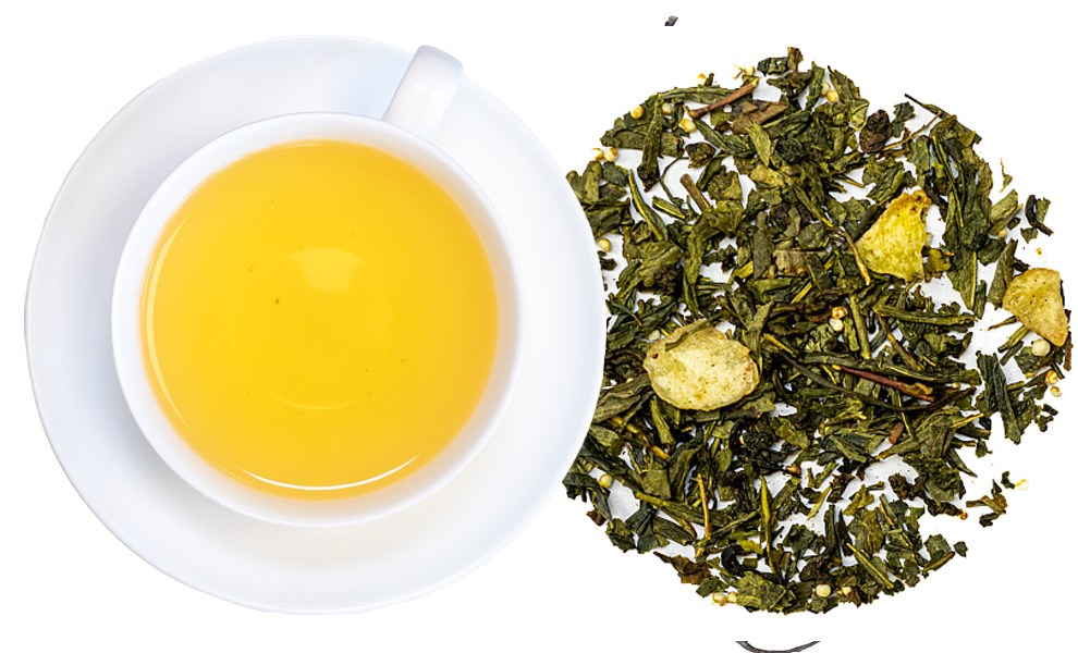 Weiße Tasse mit grünem Tee und losen Teeblättern daneben, tee, grüner tee, loser tee, tasse, brühen